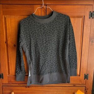 Avis xs (0-2)women’s high slit sweatshirt NWT